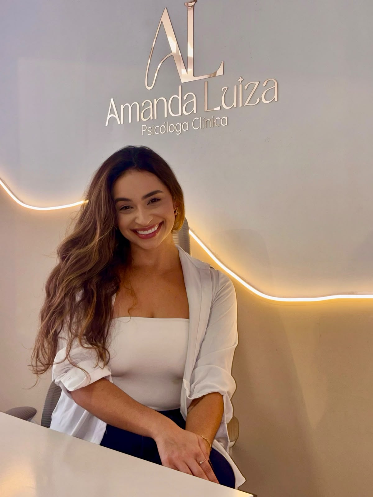 Amanda Luiza, psicóloga clínica, em seu consultório