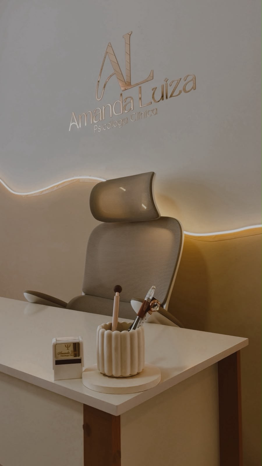 Mesa e cadeira do consultório de Amanda Luiza