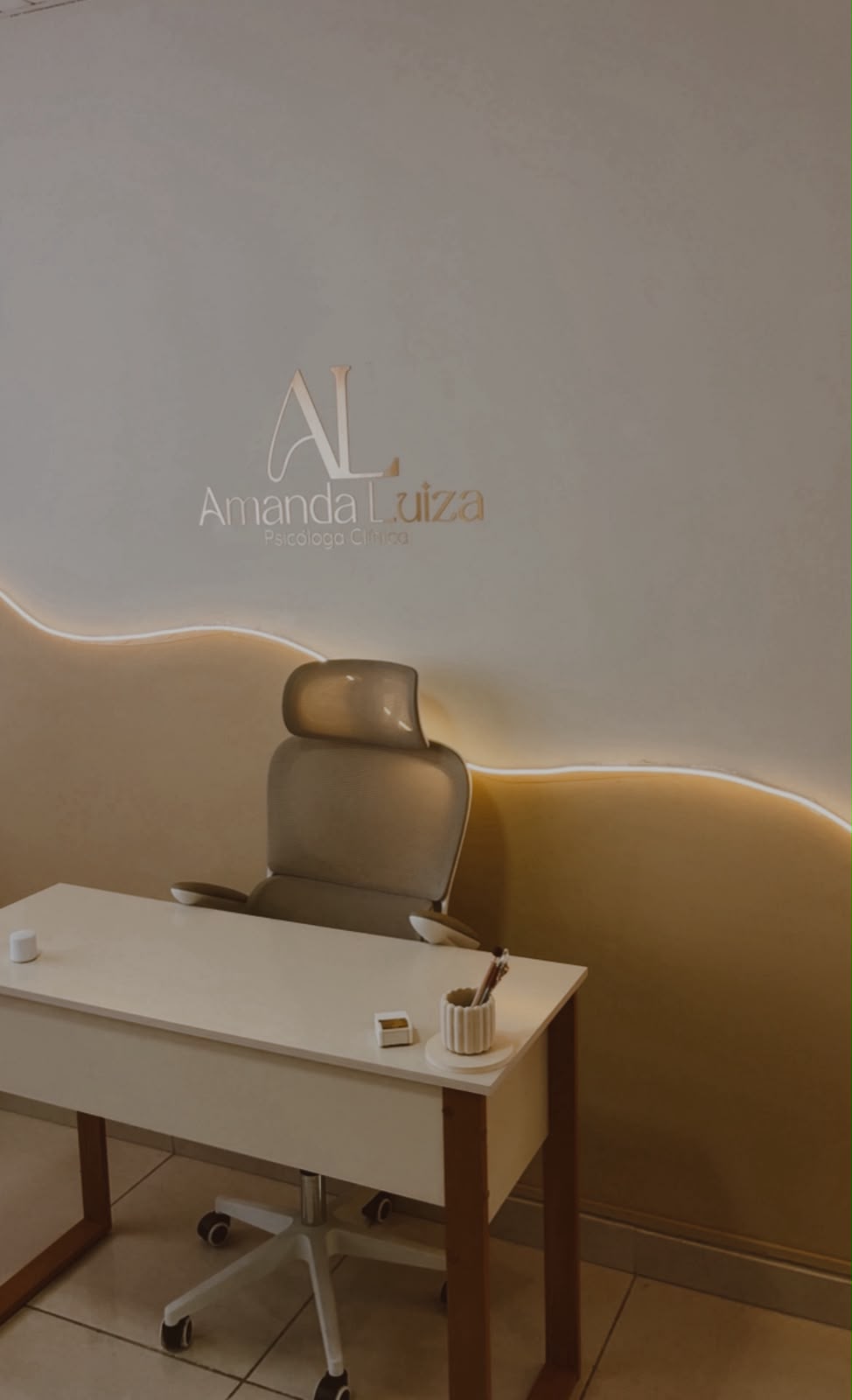 Consultório de Amanda Luiza com mesa de atendimento